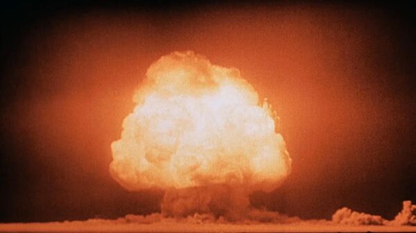Грибовидное облако через несколько секунд после детонации первой атомной бомбы