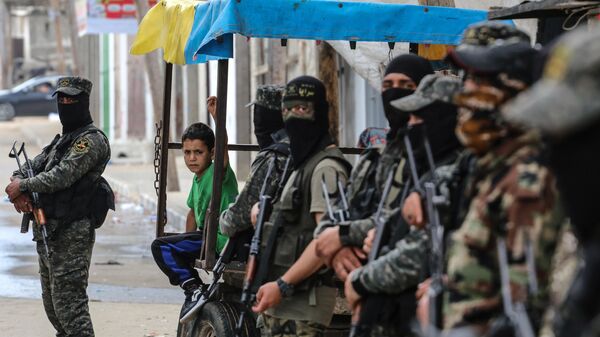 Военные и ребенок на одной из улиц сектора Газа