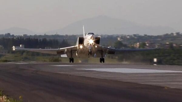 Дальний бомбардировщик Ту-22М3 совершает посадку на авиабазе в Сирии