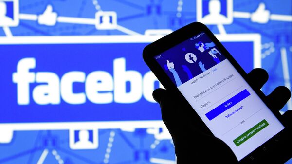 Приложение социальной сети Facebook в мобильном телефоне