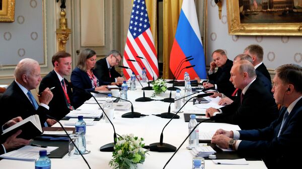 Президент России Владимир Путин и президент США Джо Байден во время переговоров