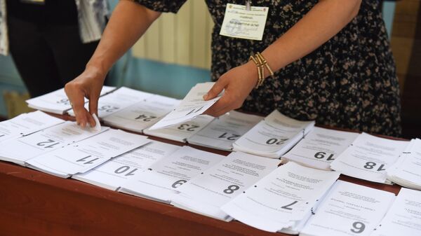 Бюллетени в одном из избирательных участков во время досрочных парламентских выборов в Армении