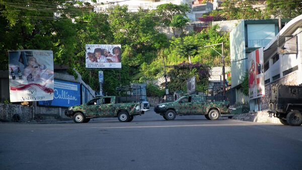 Военные машины блокируют въезд в Петион-Вилль, Гаити