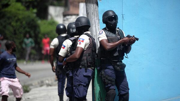 Сотрудники полиции на улице Порт-О-Пренса, Гаити
