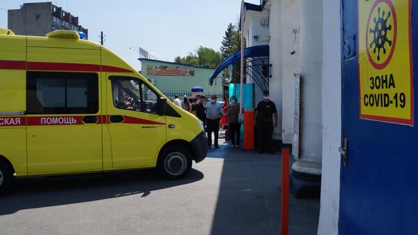Автомобиль скорой медицинской помощи у ворот Республиканской клинической больницы скорой медицинской помощи во Владикавказе