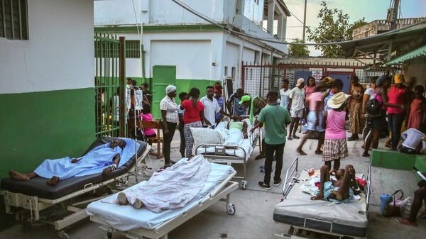 Пострадавшие во время землетрясения проходят лечение в больнице в Ле-Ке, Гаити