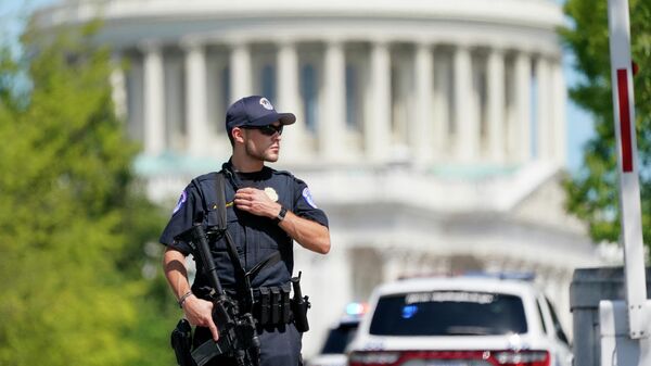 Офицер полиции в районе зданий Капитолия США и библиотеки конгресса в Вашингтоне