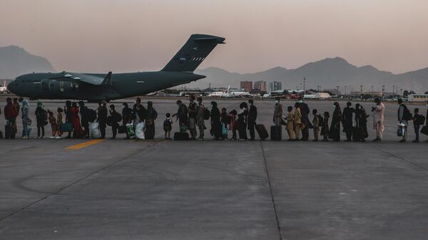 Очередь на посадку в самолет C-17 Globemaster III ВВС США во время эвакуации в аэропорту Кабула