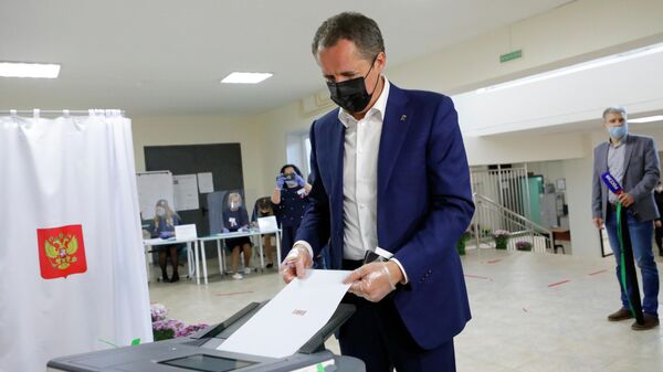 Временно исполняющий обязанности губернатора Белгородской области Вячеслав Гладков голосует на избирательном участке в Белгороде
