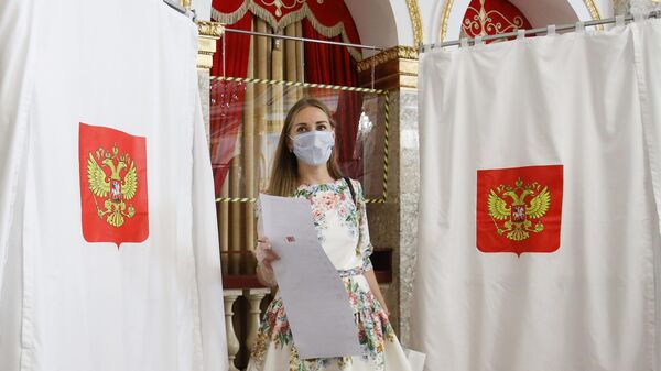 Девушка голосует на избирательном участке №20-10 в Краснодаре