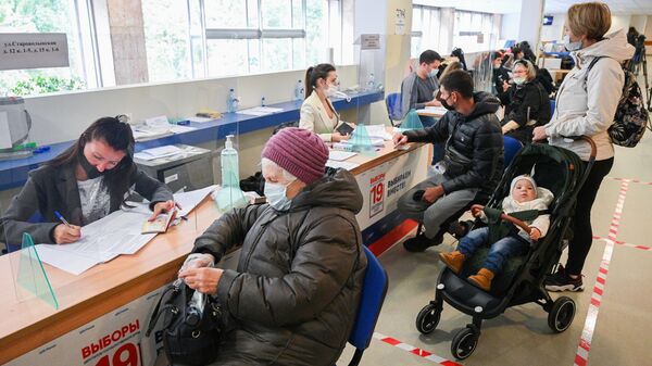 Избиратели получают бюллетени для голосования на выборах депутатов Государственной Думы РФ в Москве