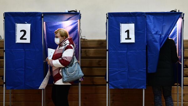 Избиратели голосуют на выборах депутатов Государственной Думы РФ на избирательном участке № 1331 в Екатеринбурге