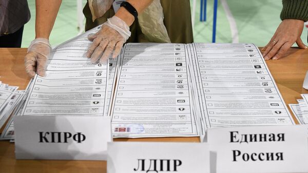 Сортировка бюллетеней во время подсчета голосов после закрытия избирательного участка