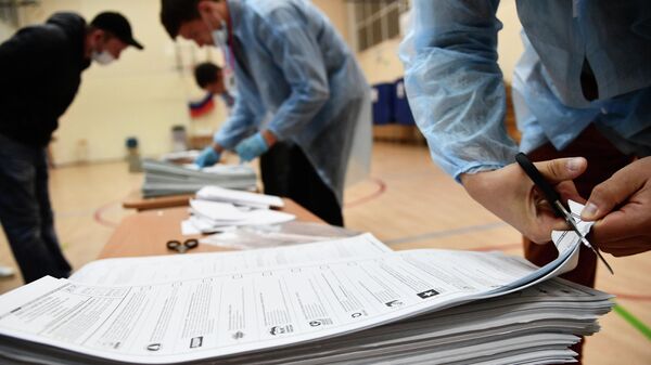 Процедура погашения неиспользованных избирательных бюллетеней после закрытия избирательного участка в Екатеринбурге