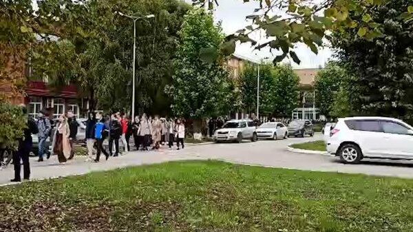Студенты выходят из корпуса, в котором они заперлись после начала стрельбы