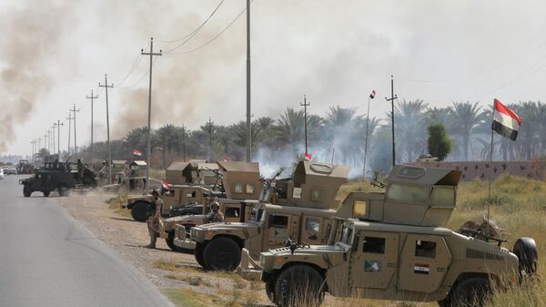 Военные автомобили иракских сил безопасности после нападения боевиков ИГ* в районе Микдадия
