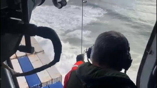 Эвакуация команды с севшего на мель судна в Приморье: кадры МЧС