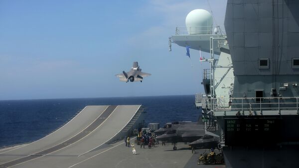 Самолет F-35 взлетает с авианосца Queen Elizabeth