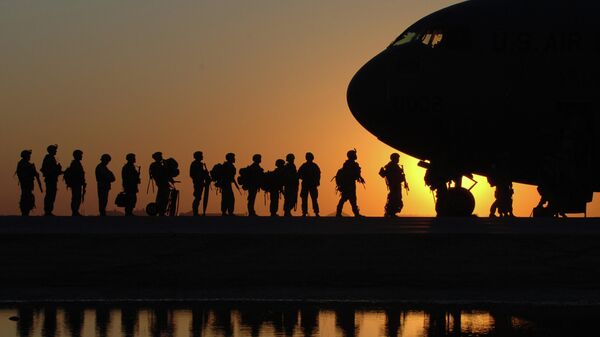 Американские военнослужащие во время посадки в военно-транспортный самолет C-17 Globemaster III на авиабазе в Баладе, Ирак