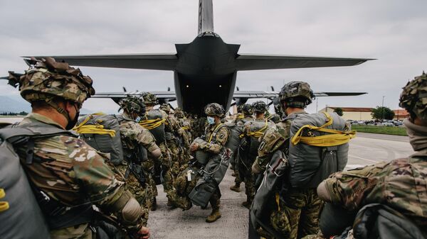 Американские военнослужащие во время посадки в военно-транспортный самолет на авиабазе в Авиано, Италия