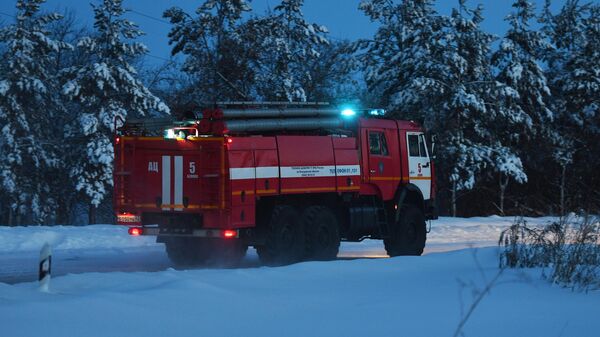 Пожарная машина едет к шахте Листвяжная в городе Белово, где утром 25 ноября произошел пожар