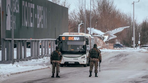 Военнослужащие дежурят на одной из улиц в Нур-Султане