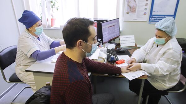 Мужчина во время приема у врача в отделении для пациентов с ОРВИ 