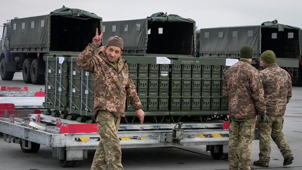 Украинский военнослужащий во время разгрузки военной помощи из США в аэропорту Борисполь