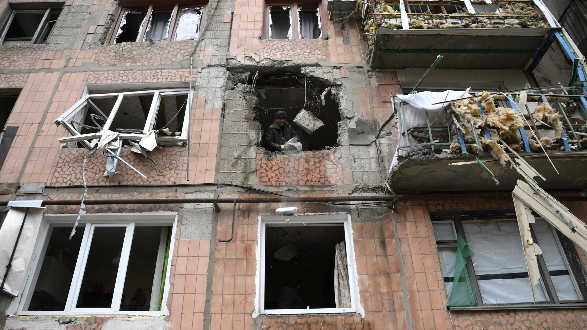 Жилой дом в Горловке, пострадавший в результате попадания снаряда - РИА Новости, 1920, 14.05.2022