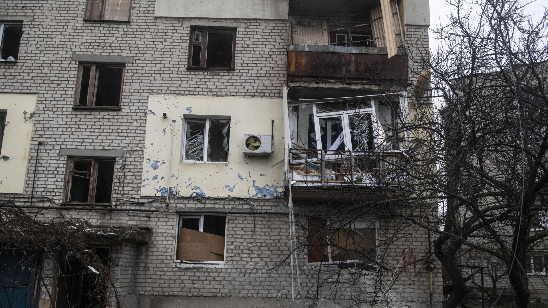 Разрушенный жилой дом в ДНР  - РИА Новости, 1920, 05.03.2022