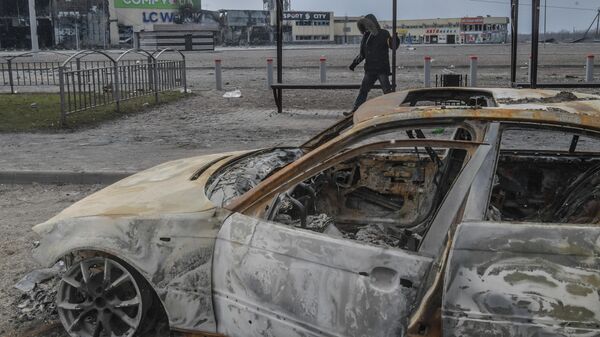 Разбитая машина у остановки на окраине Мариуполя