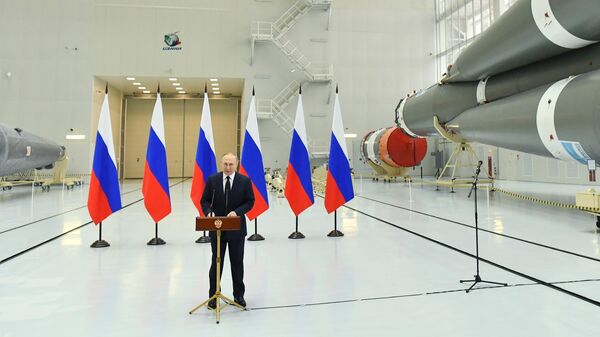 Президент России Владимир Путин выступает перед работниками космодрома Восточный. Архив