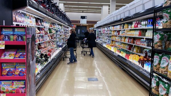 Покупатели в продуктовом магазине на Маунт-Проспект, штат Иллинойс, США