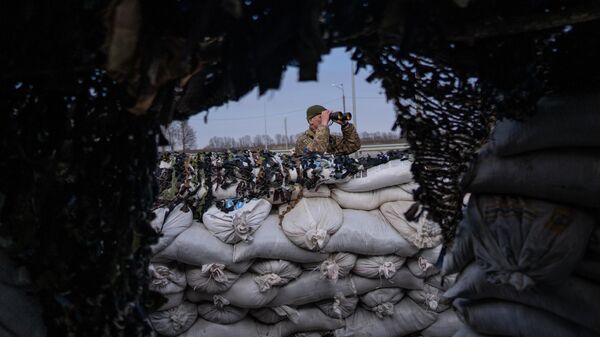 Украинский военный на блокпосту