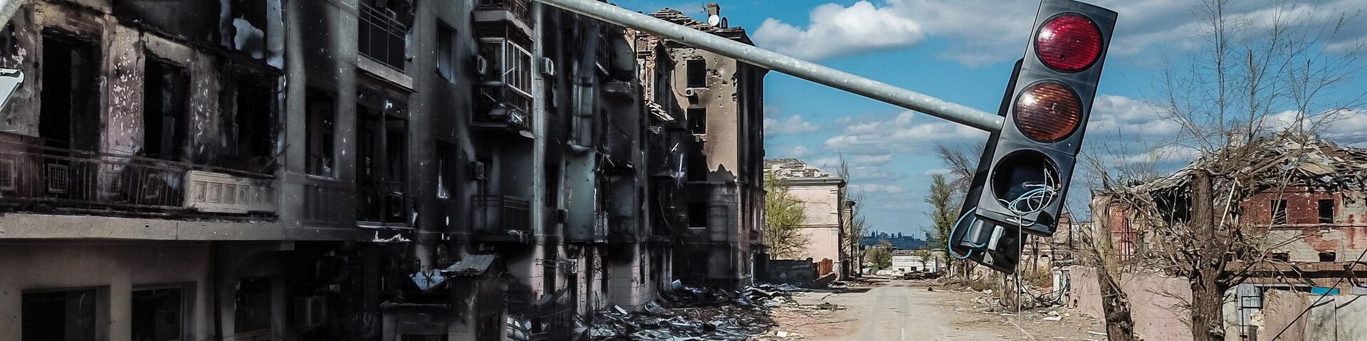 Разрушенные здания на перекрестке проспекта Мира и Греческой улицы в центре Мариуполя - РИА Новости, 1920, 06.05.2022