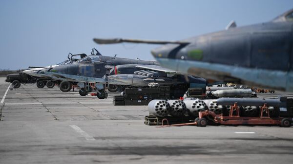Самолеты Су-25 и Су-24М авиагруппы ВКС РФ перед боевым вылетом в рамках специальной военной операции