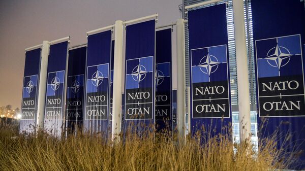 Баннеры с логотипом НАТО перед штаб-квартирой в Брюсселе