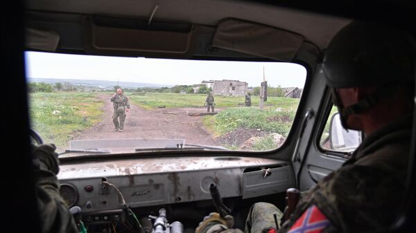 Бойцы Народной милиции ЛНР проверяют автомобили в поселке Камышеваха в ЛНР