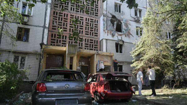 Поврежденный жилой дом после обстрелов украинскими войсками в Донецке