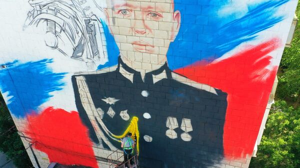 Граффити с изображением погибшего на Украине офицера, Героя России Дениса Зорина на фасаде дома по улице Коммунистической в Волгограде