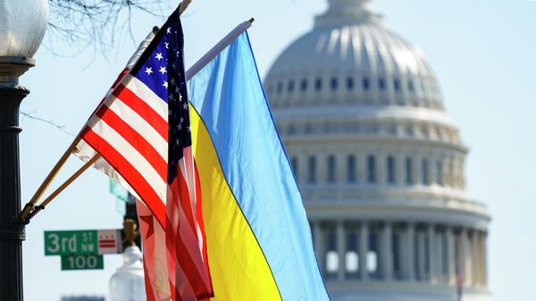 Флаги Украины и США у здания Капитолия в Вашингтоне