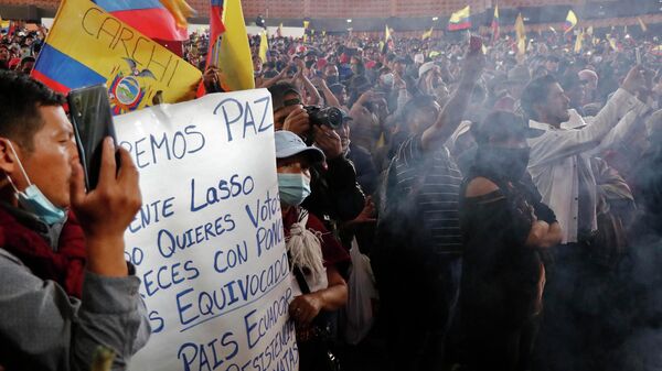 Представители правительства и движений коренных народов Эквадора во время протеста
