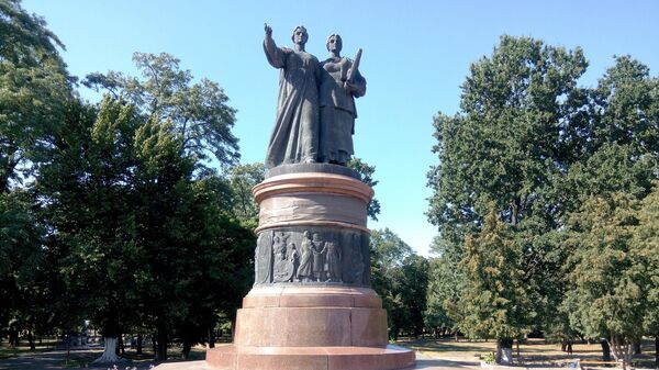 Монумент в честь 300 летия воссоединения Украины с Россией в Переяславе
