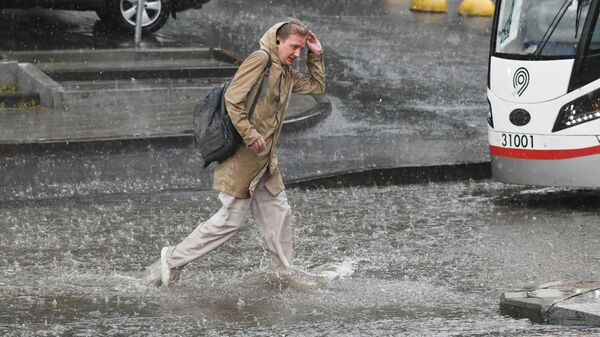 Прохожий во время дождя в Москве