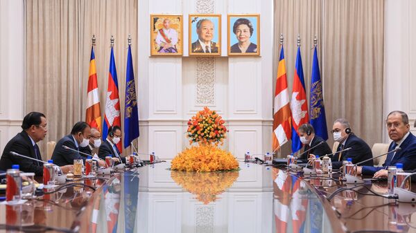 Министр иностранных дел Российской Федерации Сергей Лавров и премьер-министр Королевства Камбоджа Хун Сен (слева) на встрече в Пномпене