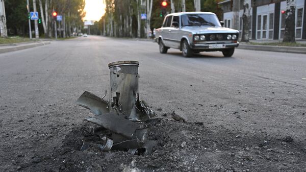 Боеприпас на месте обстрела в Донецке