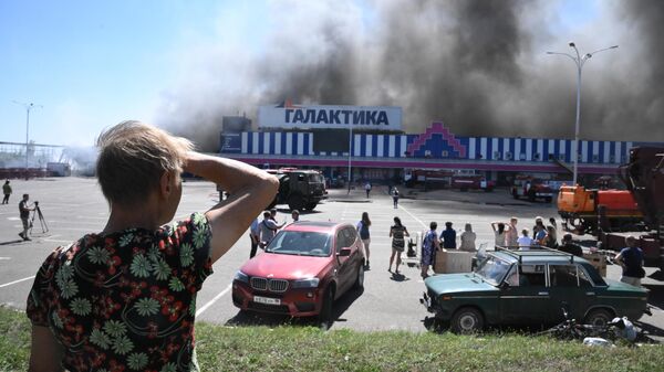 Пожар в ТЦ Галактика в Донецке после обстрела ВСУ