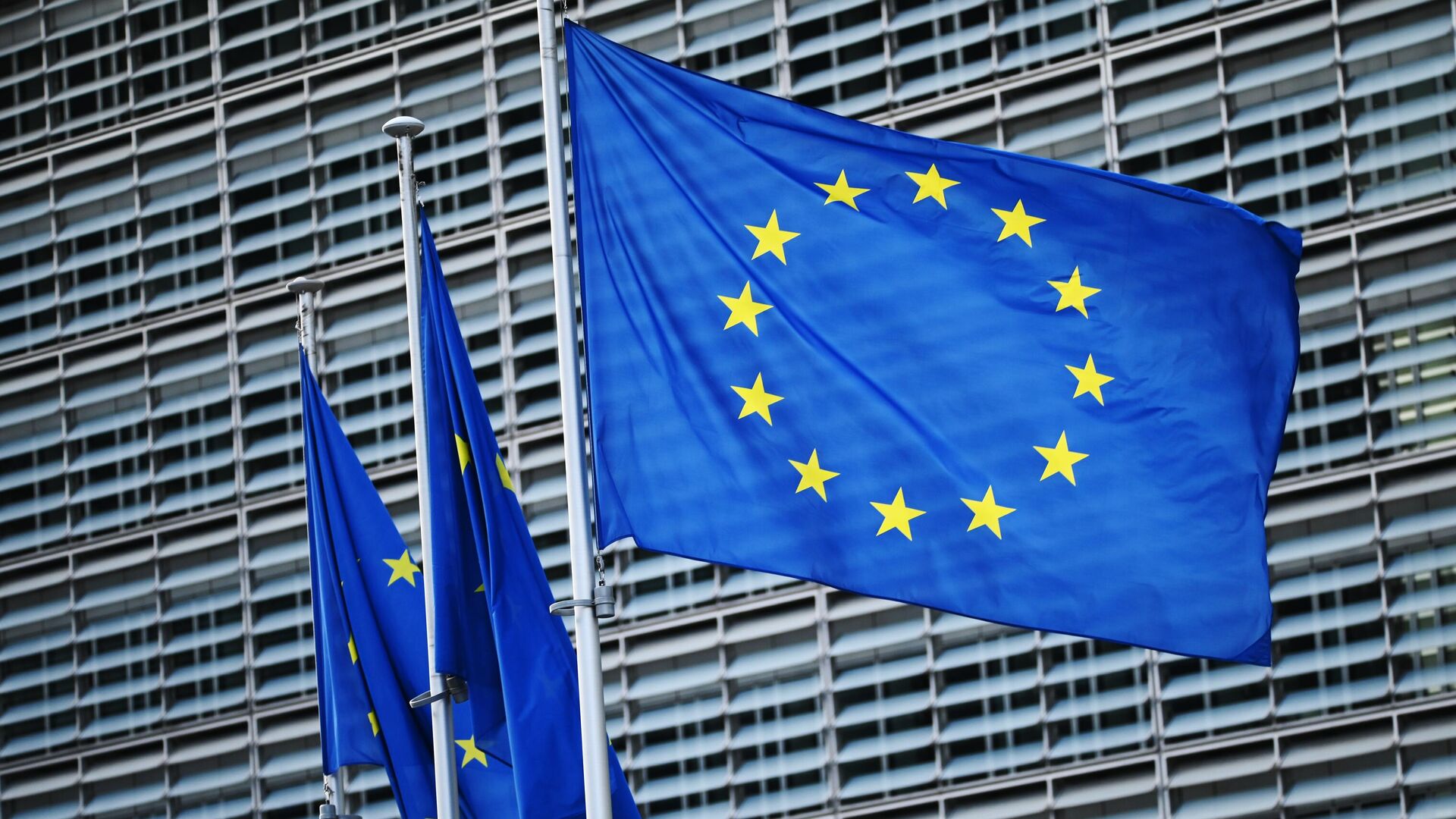 Флаги с символикой Евросоюза у здания Еврокомиссии в Брюсселе - РИА Новости, 1920, 15.03.2024