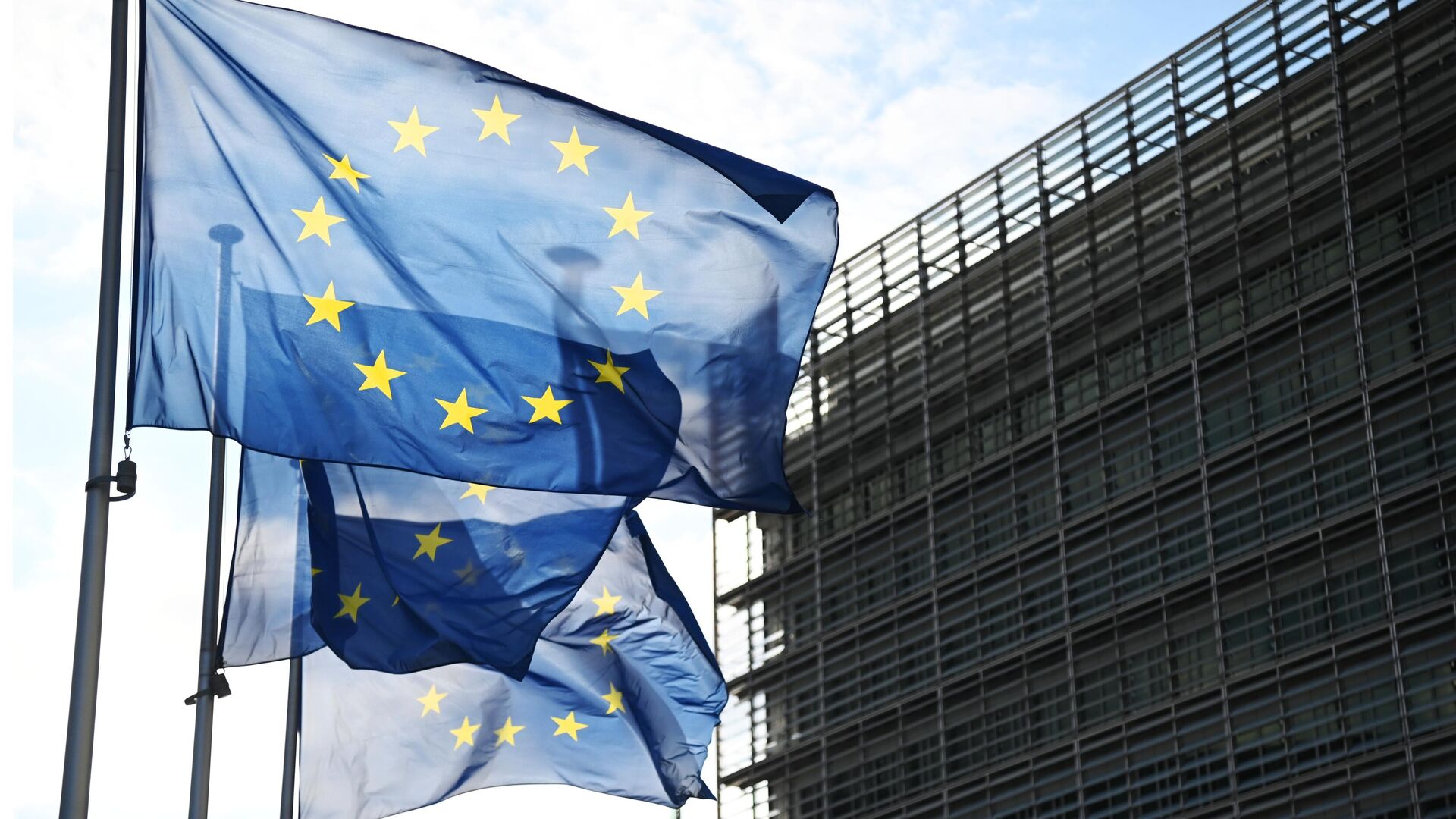 Флаги с символикой Евросоюза у здания Еврокомиссии в Брюсселе - РИА Новости, 1920, 28.12.2023