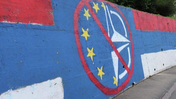 Противники НАТО и Евросоюза расписывают улицы Белграда